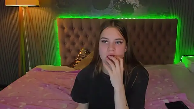 Snapshot of LuisaClover chatting on 11.18.25 LuisaClover online show from 11.18.25