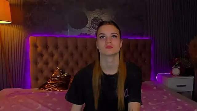 Snapshot of LuisaClover chatting on 11.19.25 LuisaClover online show from 11.19.25