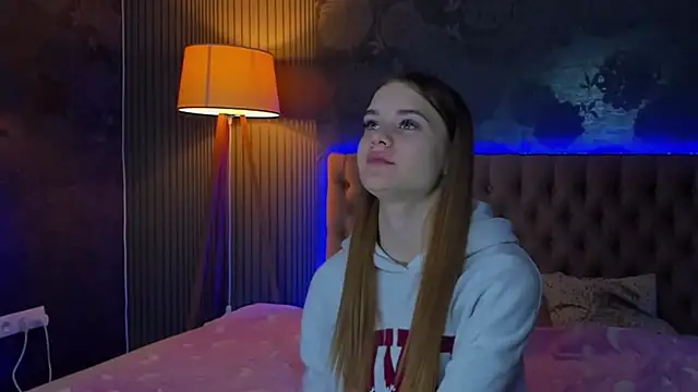 Snapshot of LuisaClover chatting on 11.22.25 LuisaClover online show from 11.22.25