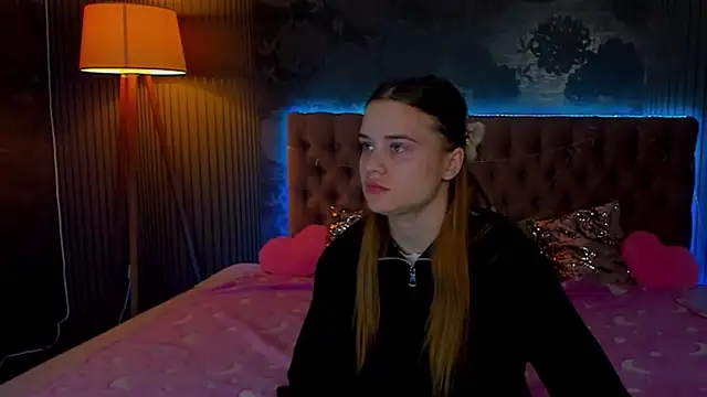 Snapshot of LuisaClover chatting on 11.28.25 LuisaClover online show from 11.28.25