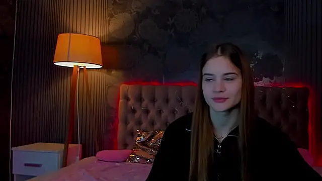 Snapshot of LuisaClover chatting on 11.29.25 LuisaClover online show from 11.29.25