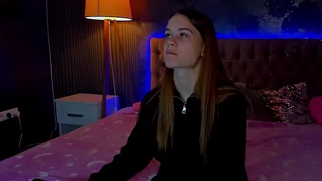 Snapshot of LuisaClover chatting on 11.30.25 LuisaClover online show from 11.30.25