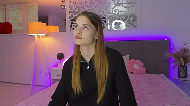 Snapshot of LuisaClover chatting on 12.02.25 LuisaClover online show from 12.02.25