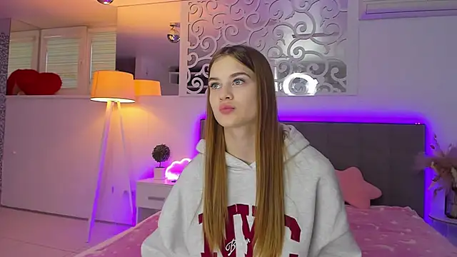 Snapshot of LuisaClover chatting on 12.03.25 LuisaClover online show from 12.03.25