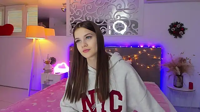 Snapshot of LuisaClover chatting on 12.14.25 LuisaClover online show from 12.14.25