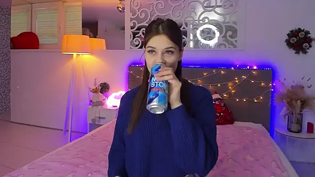 Snapshot of LuisaClover chatting on 12.16.25 LuisaClover online show from 12.16.25