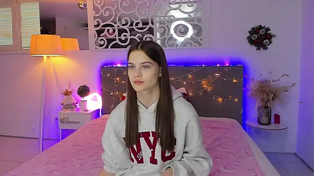 LuisaClover online show from 12.22.25