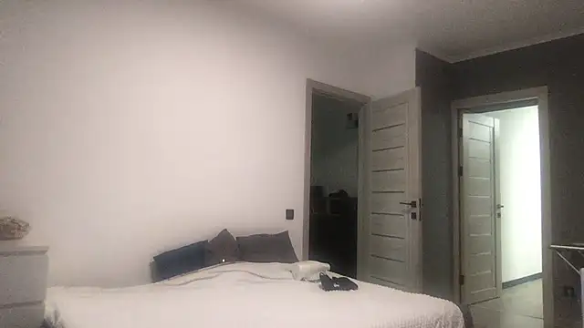 Snapshot of DollyRoma chatting on 10.28.25 DollyRoma online show from 10.28.25