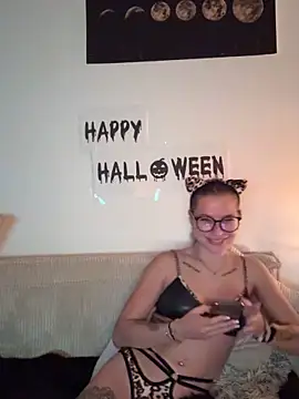 Snapshot of AlyssaSchwarz chatting on 10.31.25 AlyssaSchwarz online show from 10.31.25