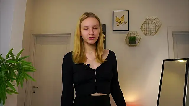 Snapshot of ElissaGlod chatting on 10.28.25 ElissaGlod online show from 10.28.25