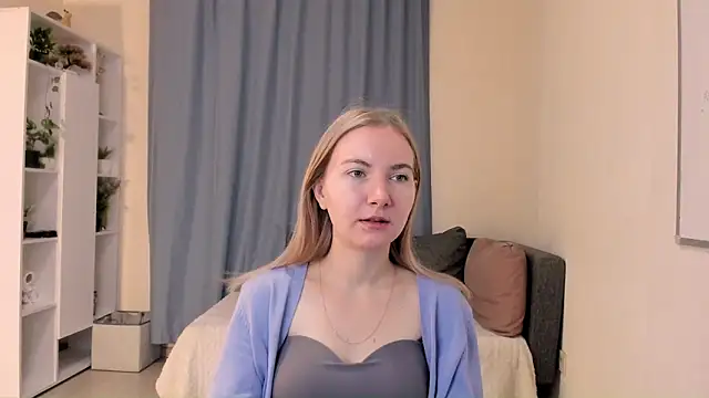 Snapshot of CathyHeximer chatting on 12.04.25 CathyHeximer online show from 12.04.25