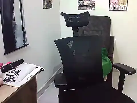 Snapshot of Gigi_Scott_ chatting on 11.27.25 Gigi Scott online show from 11.27.25