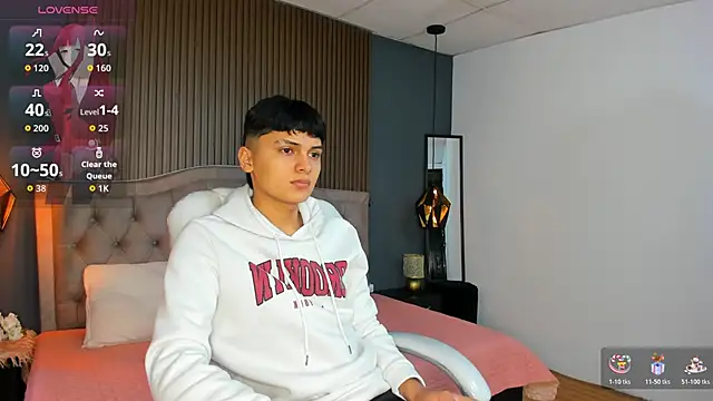 Snapshot of Maxii18_ chatting on 10.27.25 Maxii18 online show from 10.27.25