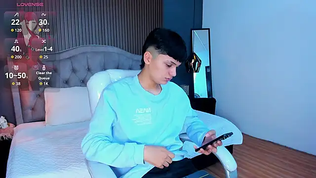 Snapshot of Maxii18_ chatting on 10.28.25 Maxii18 online show from 10.28.25