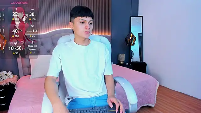 Snapshot of Maxii18_ chatting on 10.31.25 Maxii18 online show from 10.31.25