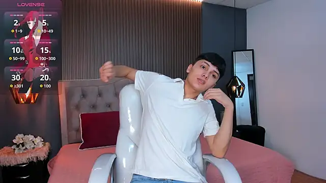 Snapshot of Maxii18_ chatting on 11.05.25 Maxii18 online show from 11.05.25