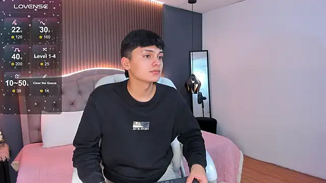 Snapshot of Maxii18_ chatting on 11.08.25 Maxii18 online show from 11.08.25