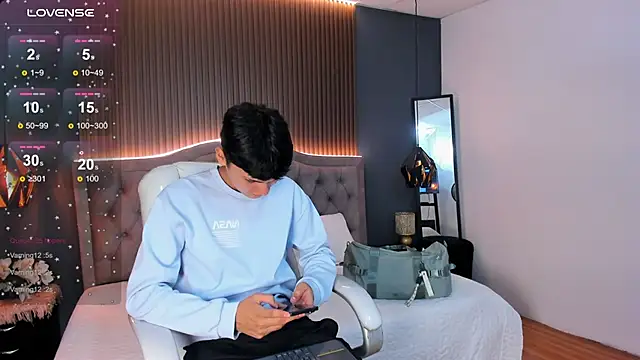 Snapshot of Maxii18_ chatting on 11.11.25 Maxii18 online show from 11.11.25