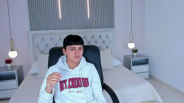 Snapshot of Maxii18_ chatting on 12.02.25 Maxii18 online show from 12.02.25