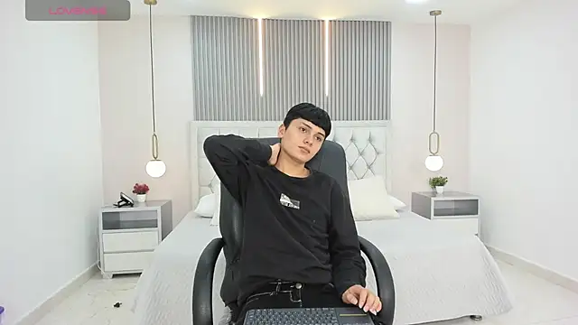 Snapshot of Maxii18_ chatting on 12.05.25 Maxii18 online show from 12.05.25