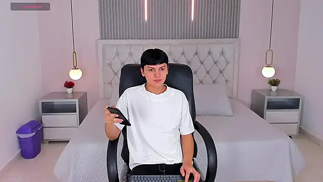 Snapshot of Maxii18_ chatting on 12.15.25 Maxii18 online show from 12.15.25