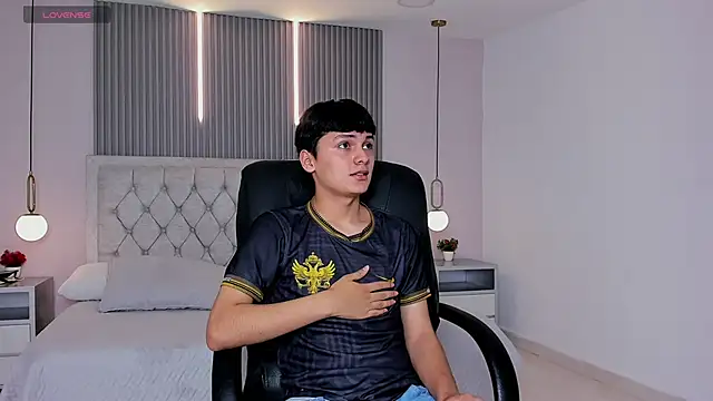 Snapshot of Maxii18_ chatting on 12.16.25 Maxii18 online show from 12.16.25