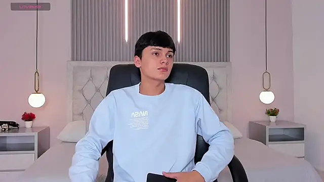 Snapshot of Maxii18_ chatting on 12.17.25 Maxii18 online show from 12.17.25