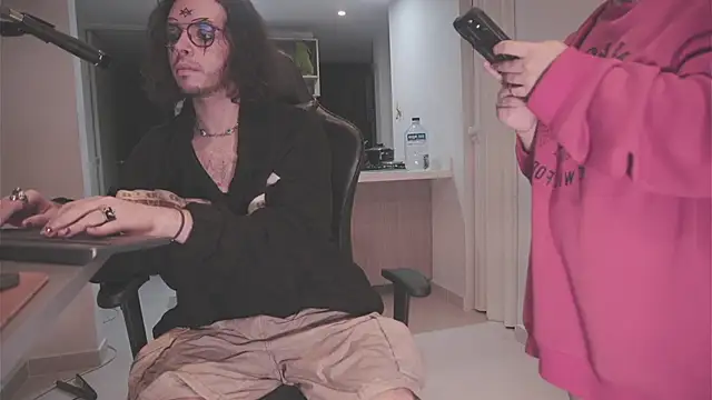 Snapshot of dan_and_daya chatting on 11.16.25 dan and daya online show from 11.16.25