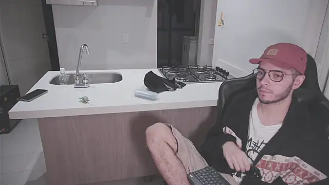 Snapshot of dan_and_daya chatting on 11.21.25 dan and daya online show from 11.21.25