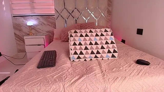 Snapshot of ellisrossi chatting on 11.05.25 ellisrossi online show from 11.05.25