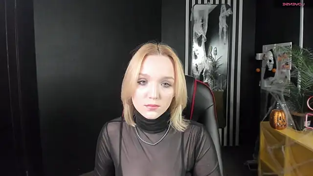 Snapshot of Rita_Sunny chatting on 10.27.25 Rita Sunny online show from 10.27.25