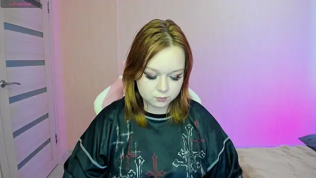 Snapshot of Lovly_Vixen chatting on 10.23.25 Lovly Vixen online show from 10.23.25