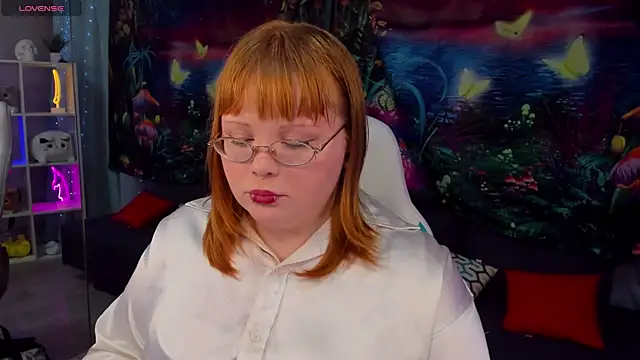 Snapshot of LottieReed chatting on 12.19.25 LottieReed online show from 12.19.25