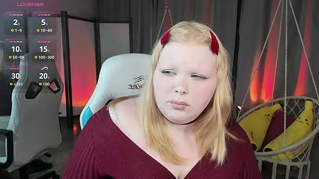 Snapshot of LottieReed chatting on 05.10.26 LottieReed online show from 05.10.26