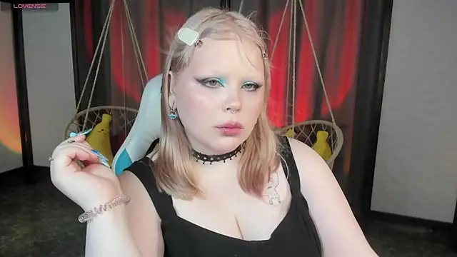 Snapshot of LottieReed chatting on 05.17.26 LottieReed online show from 05.17.26