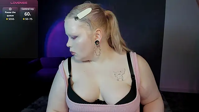 Snapshot of LottieReed chatting on 05.20.26 LottieReed online show from 05.20.26