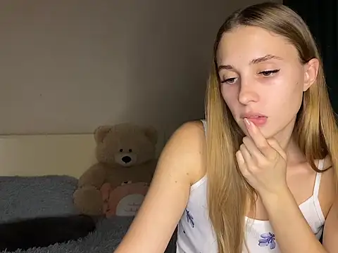 Snapshot of little-girl05 chatting on 10.28.25 little-girl05 online show from 10.28.25