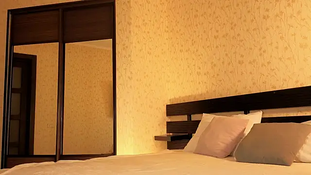 Snapshot of Ksarina chatting on 11.25.25 Ksarina online show from 11.25.25