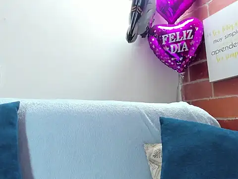 Snapshot of luna_liore chatting on 12.17.25 luna liore online show from 12.17.25