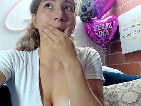 Snapshot of luna_liore chatting on 12.18.25 luna liore online show from 12.18.25