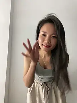 Bee Yellow00 online show from 10.28.25