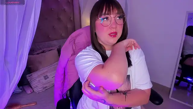 Snapshot of Myla_mayfield chatting on 11.30.25 Myla mayfield online show from 11.30.25