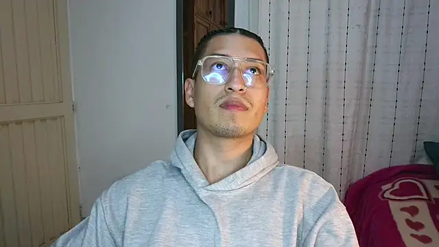 Snapshot of estebaaan___ chatting on 10.28.25 estebaaan    online show from 10.28.25