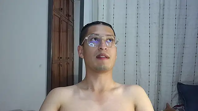 Snapshot of estebaaan___ chatting on 10.29.25 estebaaan    online show from 10.29.25