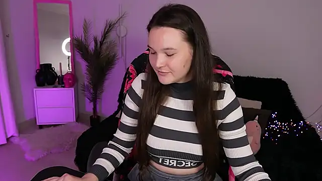 Snapshot of NikolFelix chatting on 10.27.25 NikolFelix online show from 10.27.25