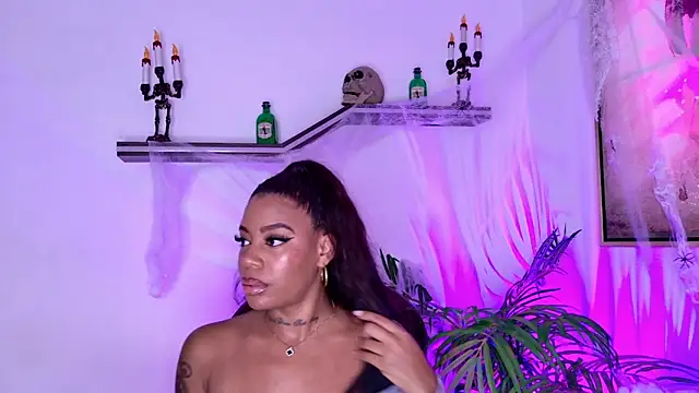 Snapshot of loana_vegas chatting on 10.30.25 loana vegas online show from 10.30.25