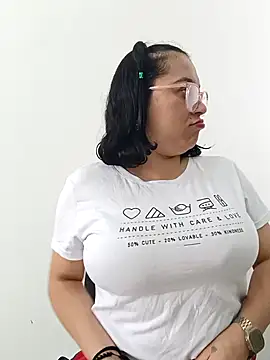 Snapshot of Caroline-17 chatting on 11.13.25 Caroline-17 online show from 11.13.25