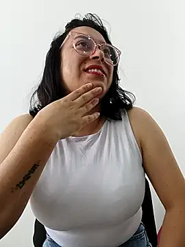 Snapshot of Caroline-17 chatting on 11.15.25 Caroline-17 online show from 11.15.25