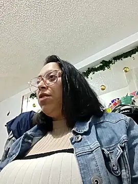 Snapshot of Caroline-17 chatting on 12.03.25 Caroline-17 online show from 12.03.25