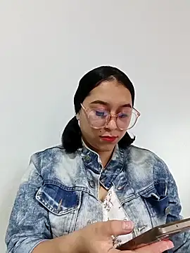 Snapshot of Caroline-17 chatting on 12.04.25 Caroline-17 online show from 12.04.25